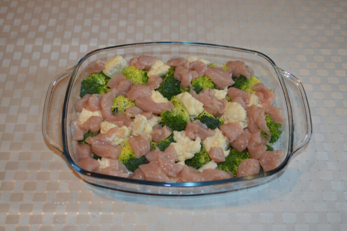 Lava y corta la pechuga de pollo