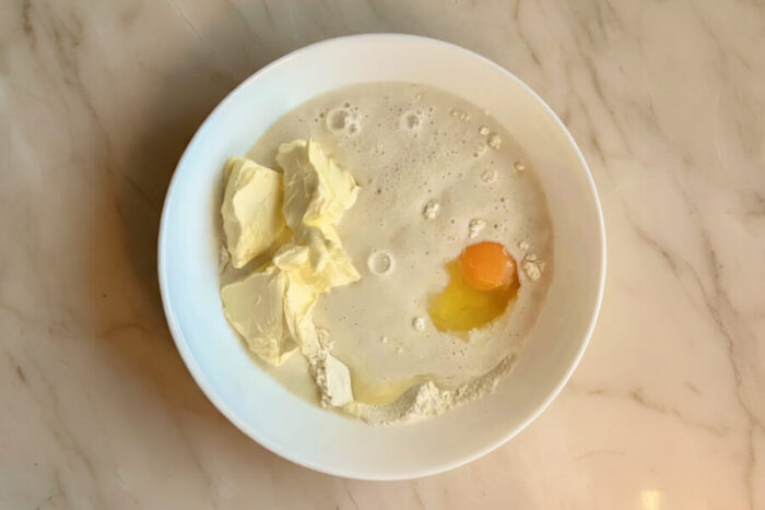 Añade al bol con harina