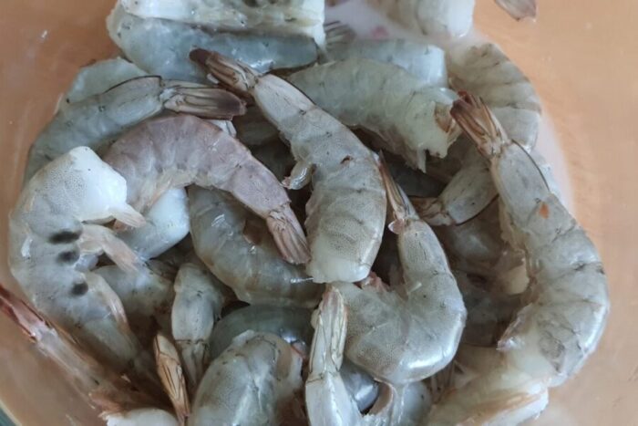 Rinse the thawed shrimp