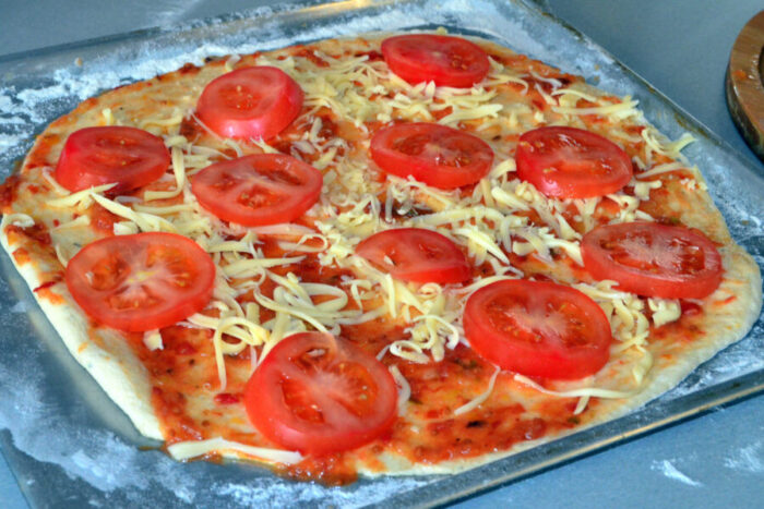 Encima coloca el tomate