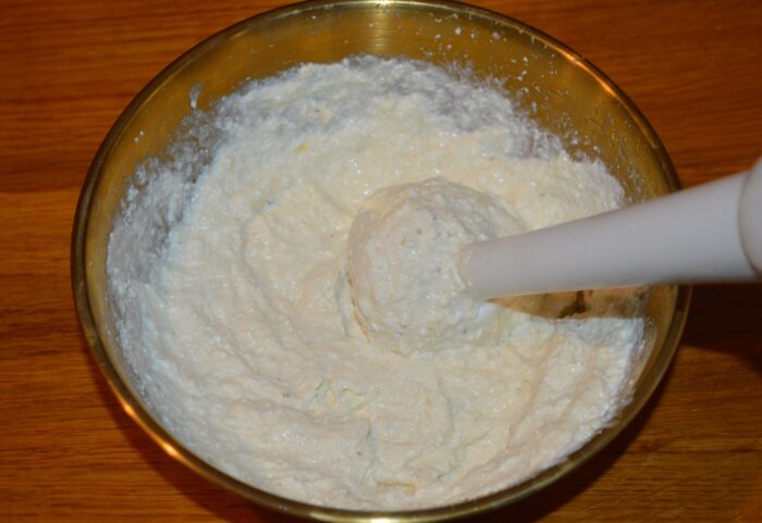 Amestecati compozitia cu blenderul