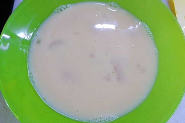 Casca los huevos en un plato hondo