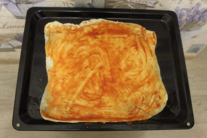 Unta la masa con kétchup o pasta de tomate