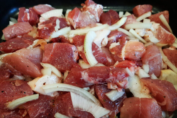 Unta una bandeja de horno con aceite vegetal refinado