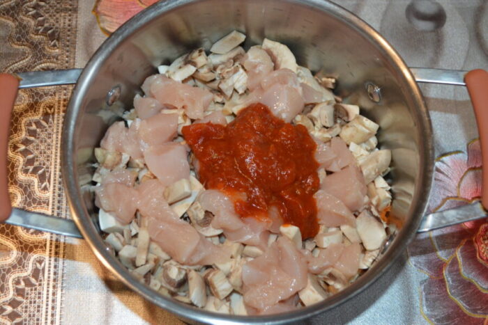 Añadir la salsa de tomate