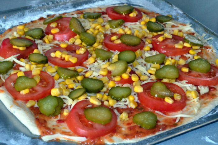 Coloca también los pepinillos encurtidos