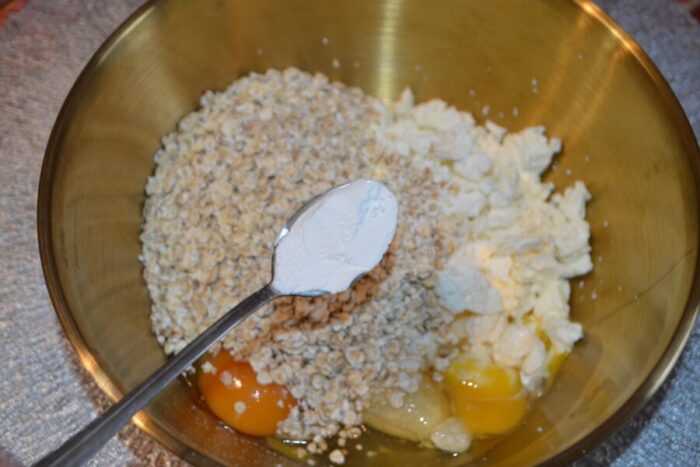 Espolvorear una pizca de sal y añadir una cucharadita