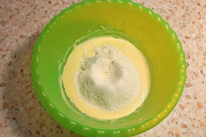 Añade 4 cucharadas de mayonesa