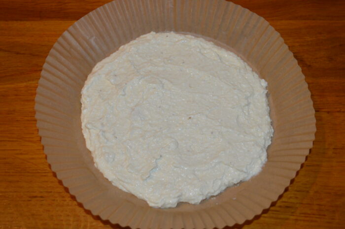 Intindeti compozitia pe hartie de copt