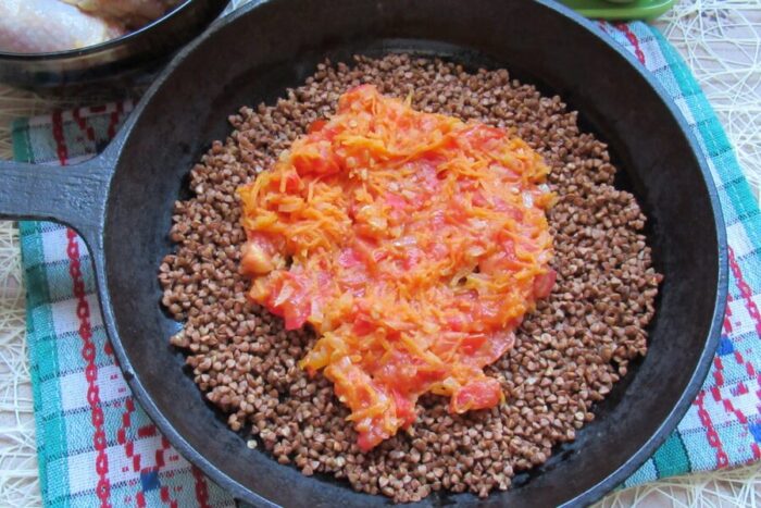 En el fondo de una sartén de hierro fundido