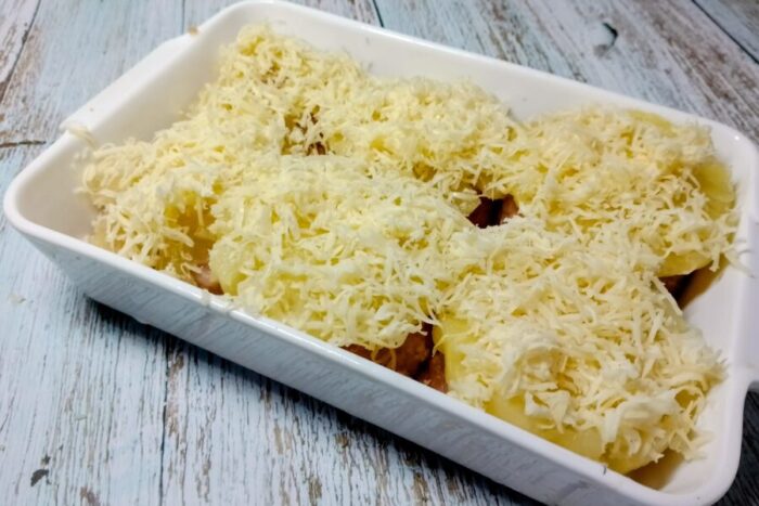 Espolvorea generosamente queso rallado