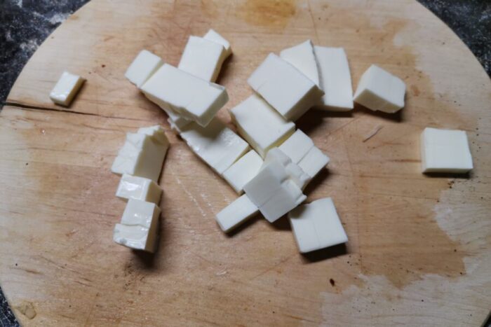 Corta el queso en cubitos