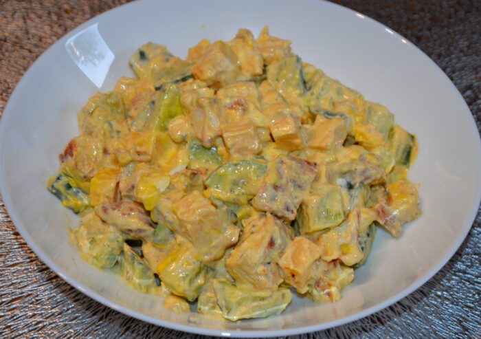 Salata de pui este gata