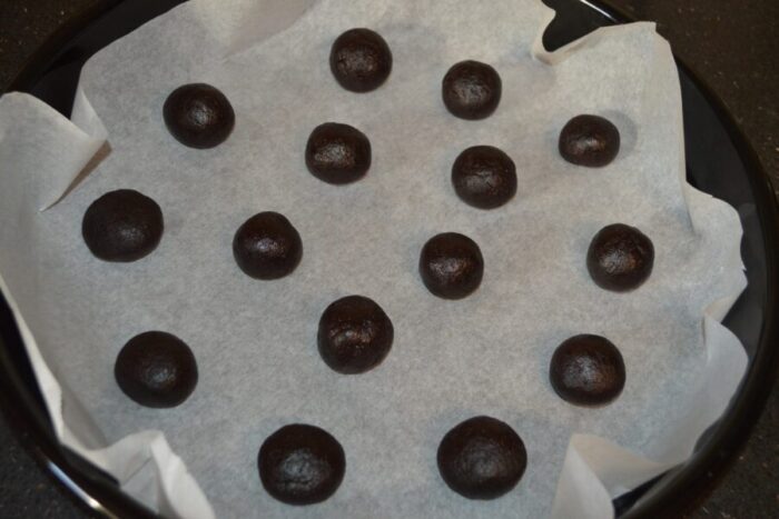 Forma bolitas pequeñas con la masa