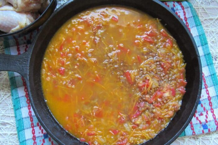 Vierte el agua o el caldo sobre