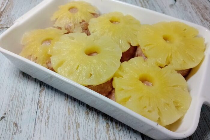 Coloca una rodaja de piña sobre