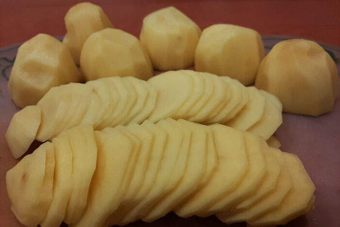 Pela las patatas y córtalas en rodajas finas