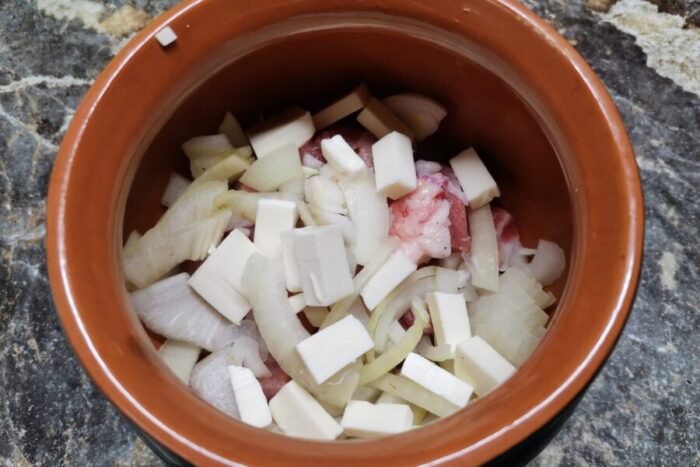 Añade por encima los cubitos de queso