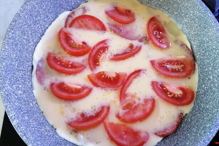 Lava el tomate y córtalo