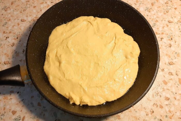 Unta la sartén con una gota de aceite