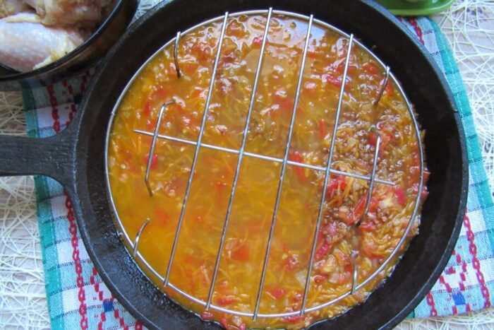 Coloca dentro de la sartén una rejilla con patas