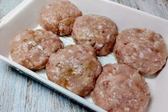 Forma albóndigas con la carne picada preparada