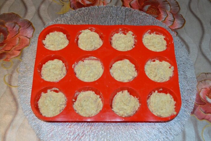 Preparar un molde para muffins y engrasar