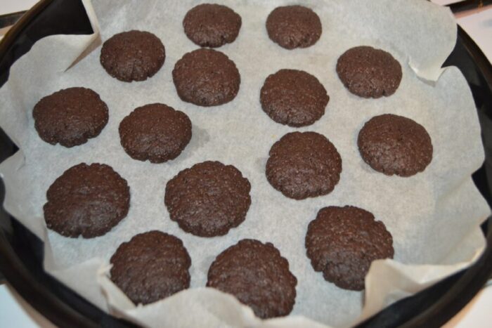 Hornea las galletas en el horno precalentado