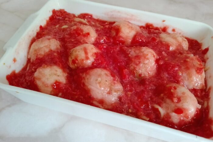 Vierte el puré de tomate