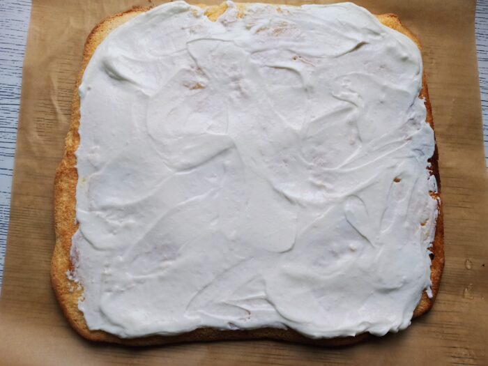 Intindeti umplutura de branza