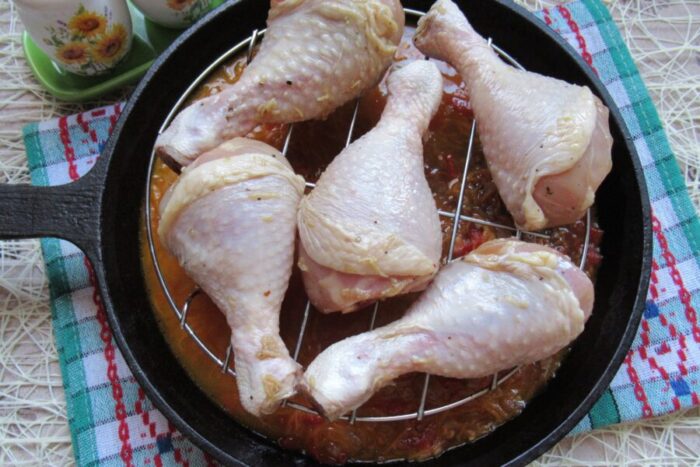 Coloca los muslos de pollo