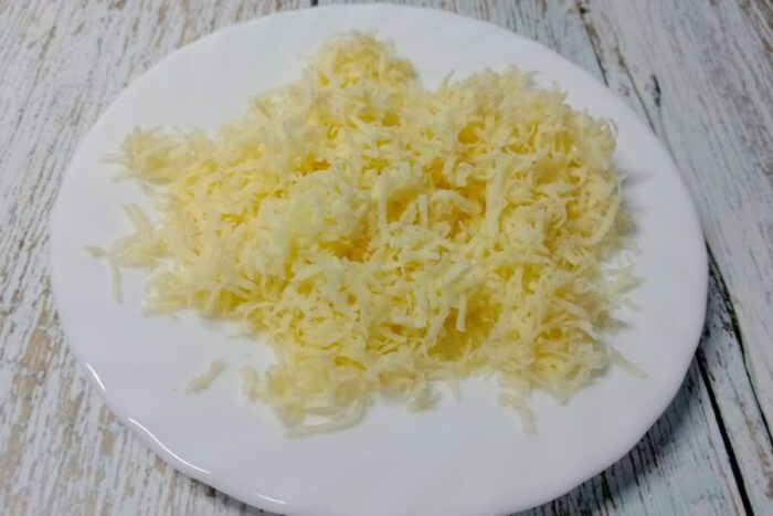 Ralla el queso con un rallador fino