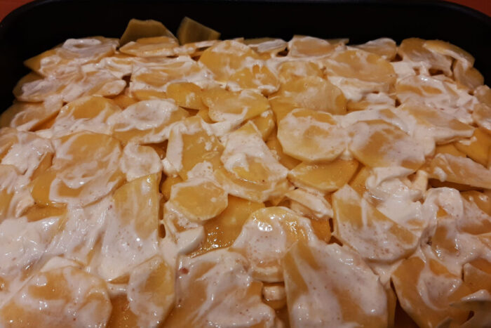 Unta la capa superior de patatas con mayonesa