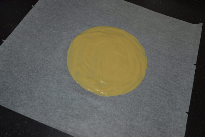 Transfiere el papel de horno con el círculo