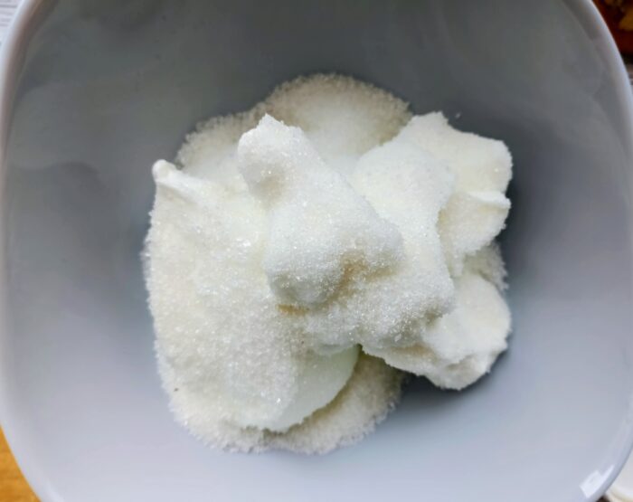 Combinati branza de vaci cu zaharul