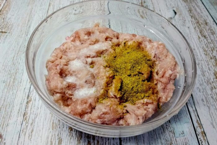 Coloca la carne picada en un recipiente hondo