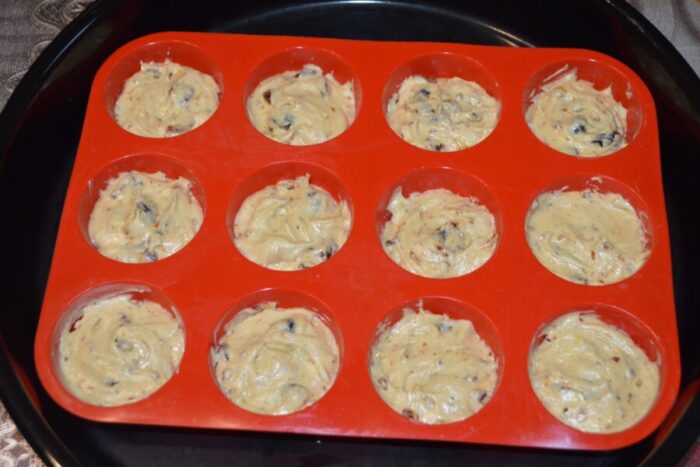 Unta el molde para magdalenas