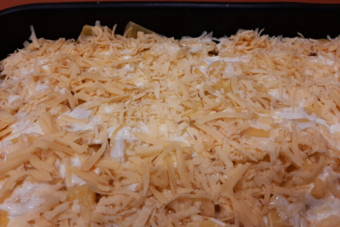 Ralla el queso con un rallador grueso