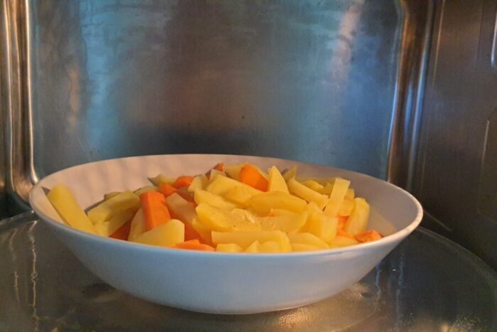 Wash the carrots and potatoes