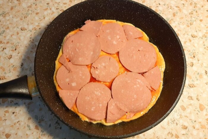 Corta el embutido y colócalo sobre