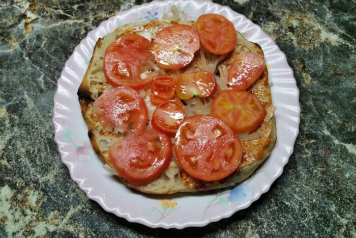 Cubre con las rodajas de tomate