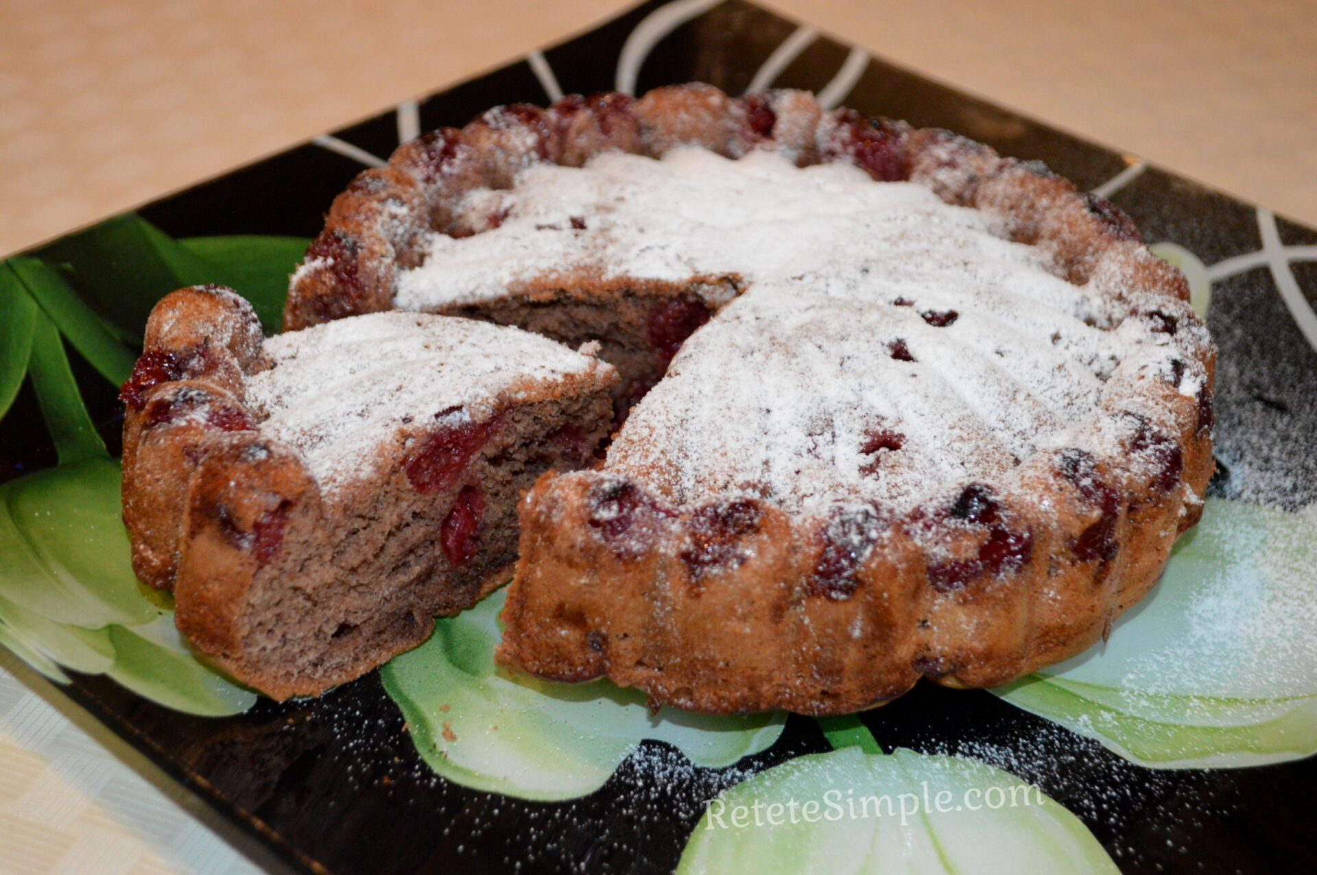 Bizcocho de cacao con guindas