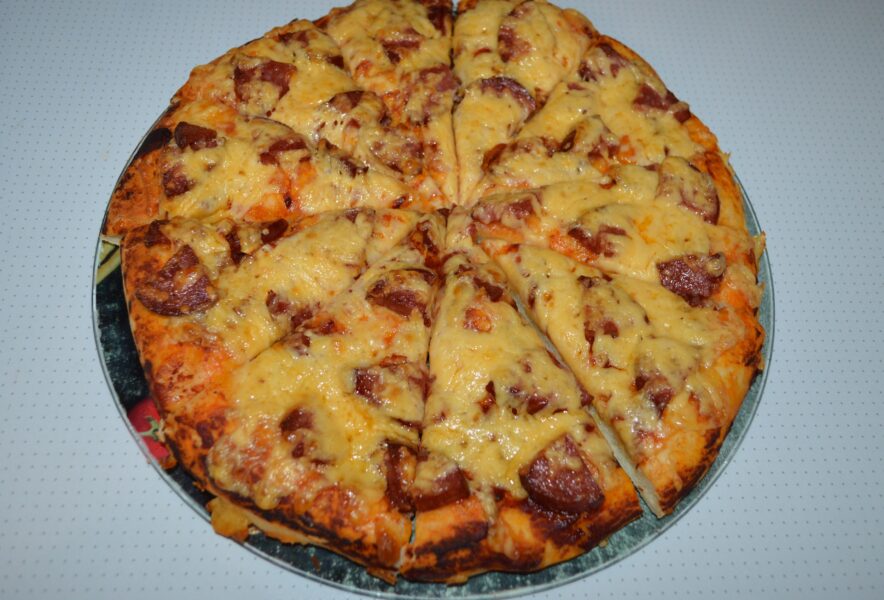 Pizza casera con masa esponjosa