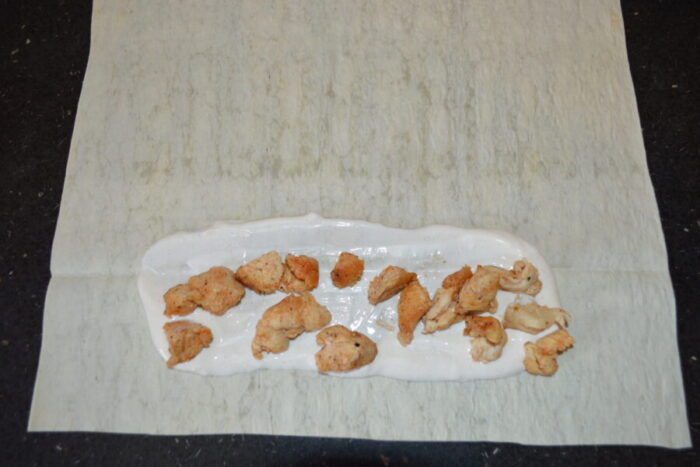 Coloca una cucharada de salsa sobre el lavash