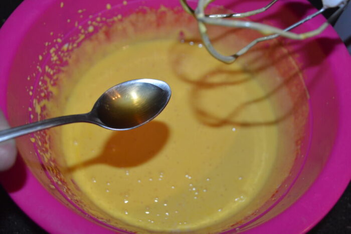 Agrega una cucharadita de esencia de vainilla