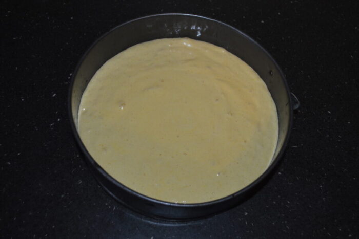 Vierte la masa en un molde forrado