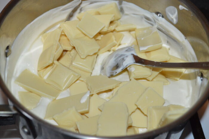 Añade el chocolate blanco