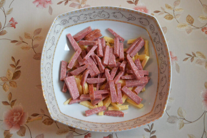 Corta el salchichón en bastoncitos