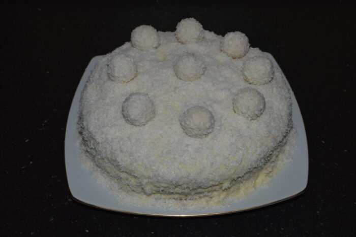 Coloca 8 bombones Raffaello alrededor