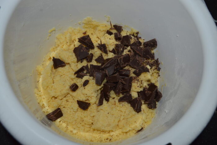 Añade el chocolate troceado a la masa